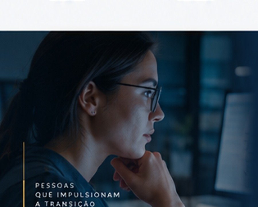 Profissional analisando dados técnicos em ambiente de trabalho
